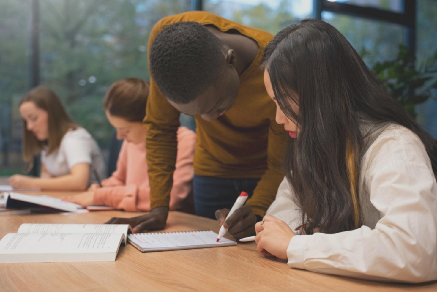 Groupe de personnes collaborant autour d'un ordinateur, illustrant l'apprentissage communautaire en gestion financière